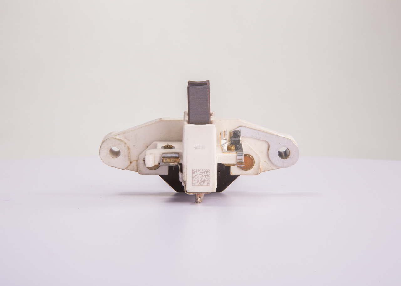 Køb Generatorregulator af BOSCH 1 197 311 028 til den lave pris 272,96 DKK