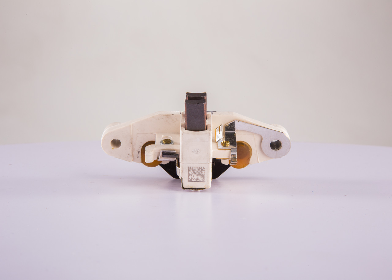 Acquista Regolatore alternatore da BOSCH 1 197 311 090 a buon mercato per soli 40,24 €