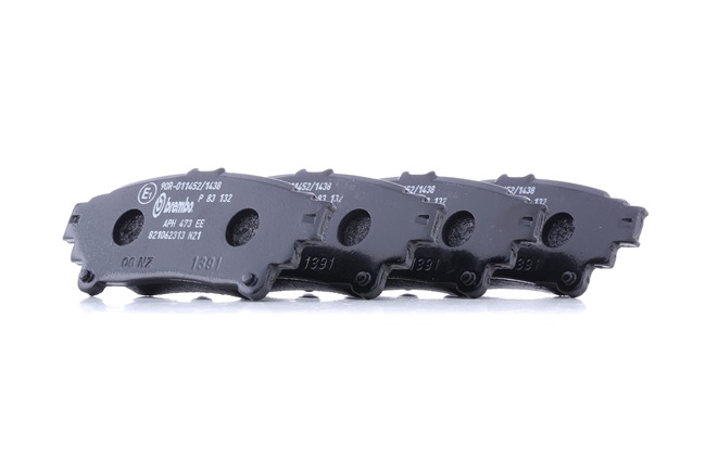 Köp Bromsbelägg av BREMBO P 83 132 till det låga priset 424,18 kr